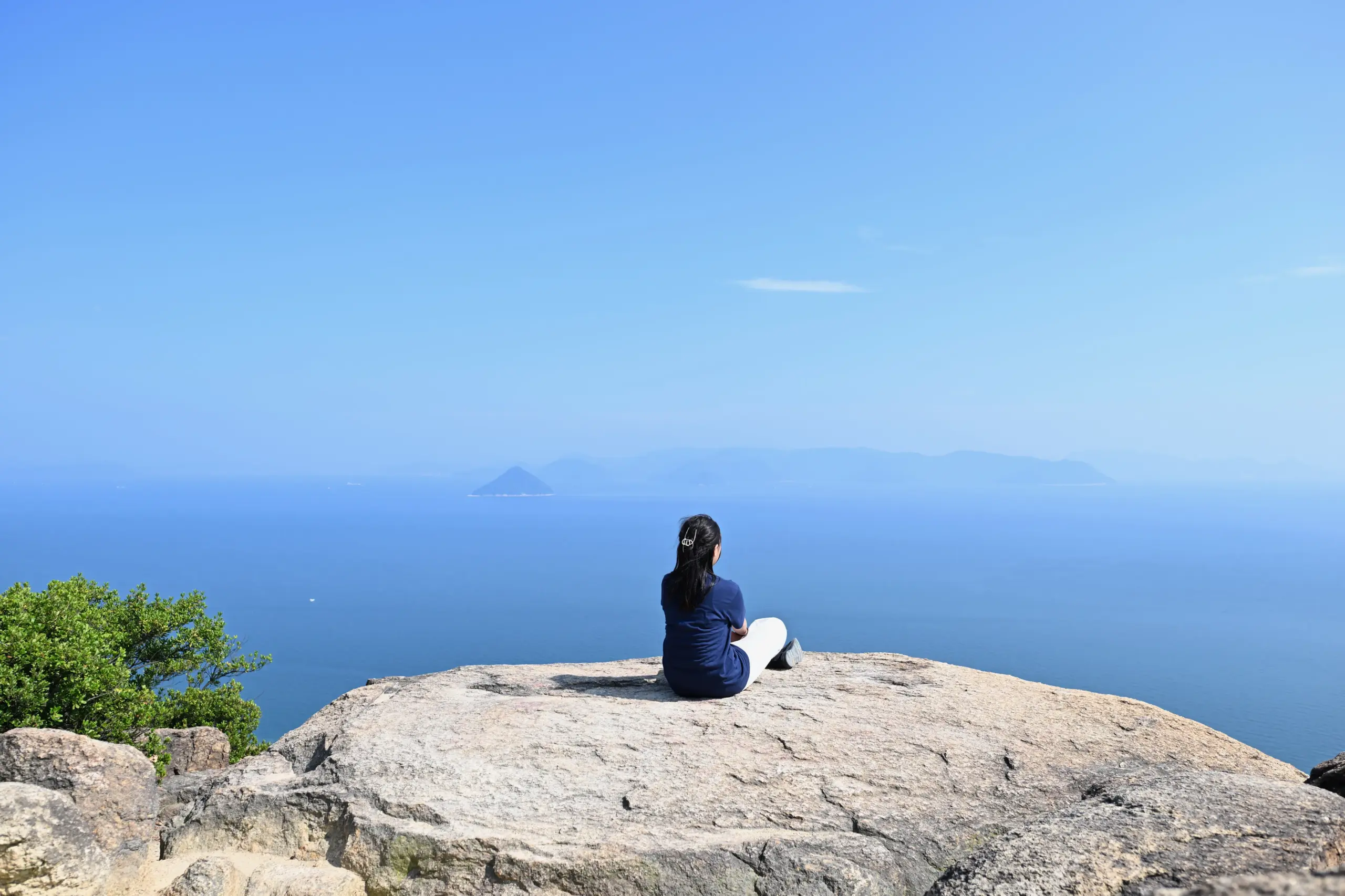 女性　岡山県　海　景色　ニコニコ岩