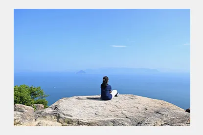 女性　岡山県　海　景色　ニコニコ岩